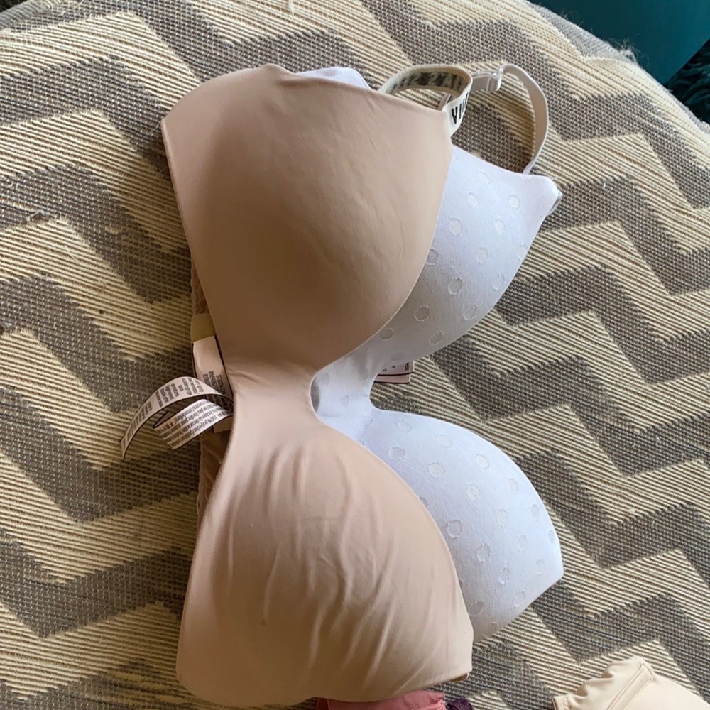 Tshirt slightly lined wireless Bra 32A on both Very comfortable Both were 40$